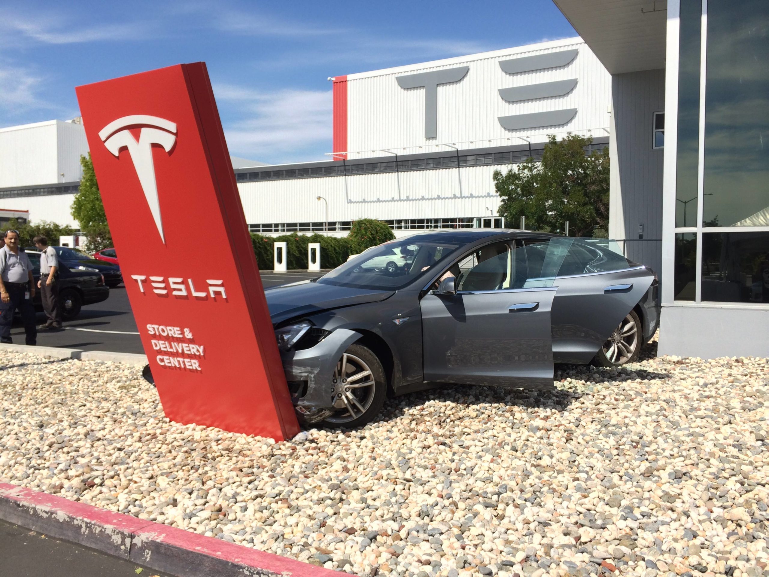 self driving car related fatality: can tesla be sued?
